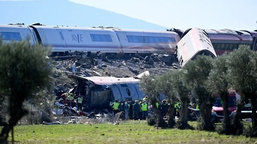 קרונות רכבת שירדו מהמסילה וצוותי חילוץ, בתצלום שפורסם בווסטי באקו לצד הדיווח על ההתנגשות בספרד