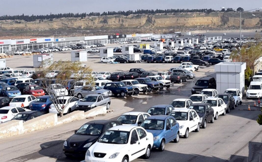 כלי רכב המוצעים למכירה במגרש פתוח, צילום ארכיון להמחשת כתבה על מימון רכב