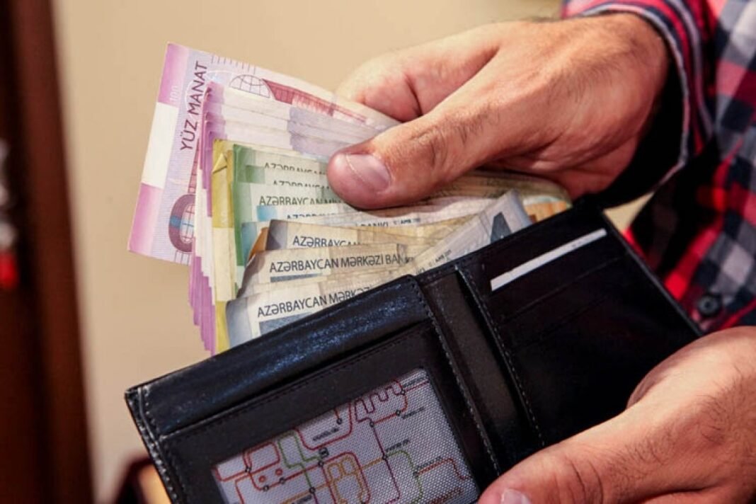 שטרות מאנאט בארנק — צילום להמחשת הכתבה על רמת הקיום המינימלית