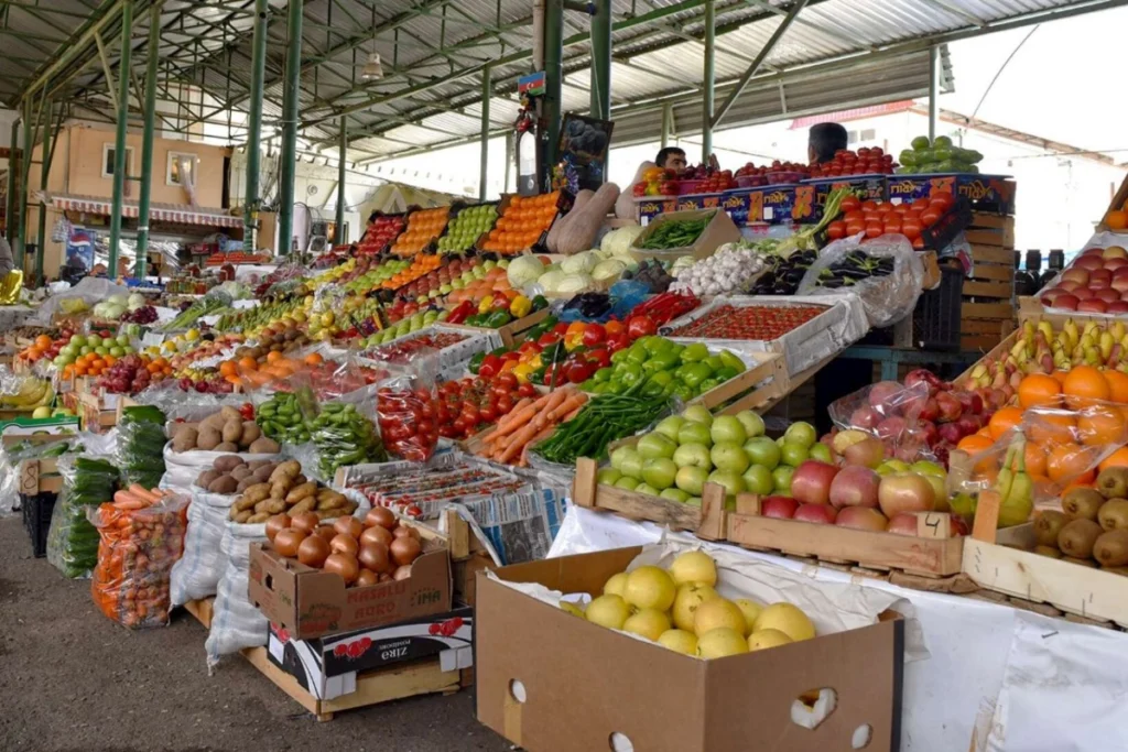 דוכן ירקות בשוק באזרבייג׳ן ובו תפוחי אדמה ותוצרת טרייה