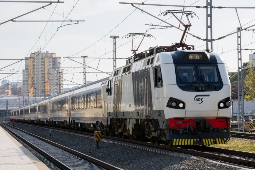 רכבת נוסעים של ADY על מסילת ברזל, צילום ארכיון