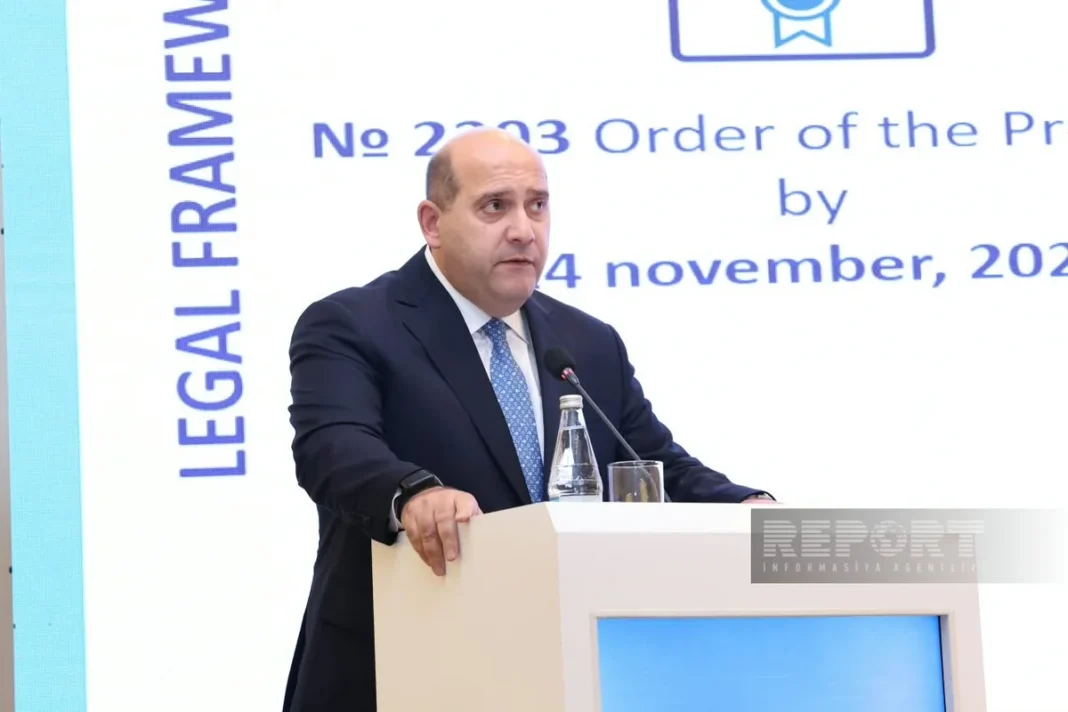 אמין חוסיינוב, נציגו המיוחד של נשיא אזרבייג׳ן, נואם באירוע