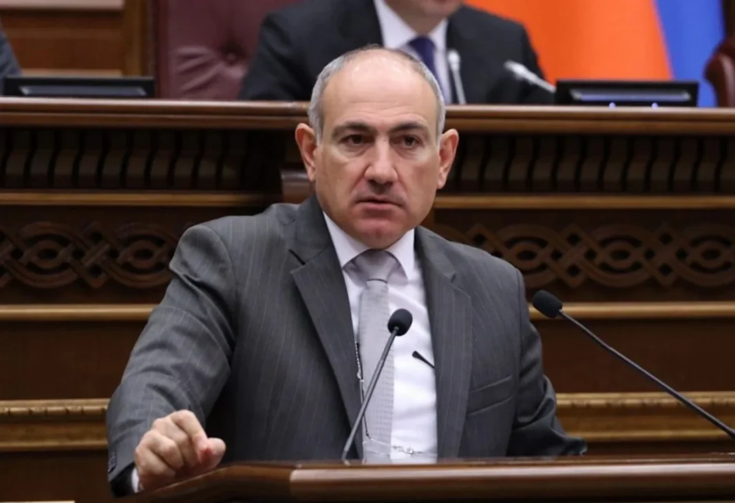 ראש ממשלת ארמניה ניקול פשיניאן נואם מעל דוכן בפרלמנט