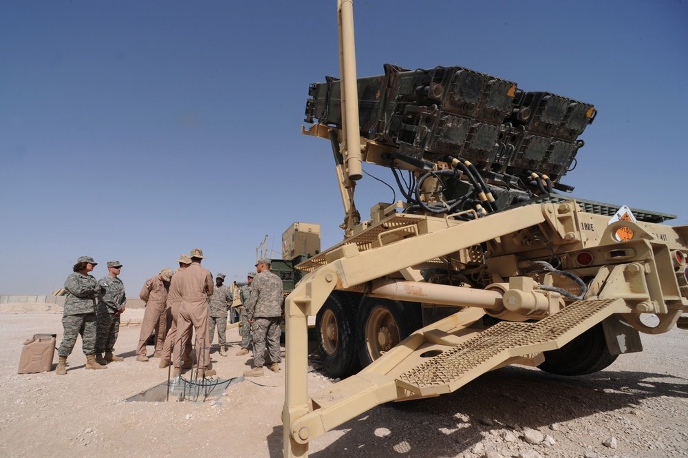 אנשי צבא לצד משגר פטריוט PAC-3 בדרום־מערב אסיה, תצלום ארכיון מ־28 בינואר 2010